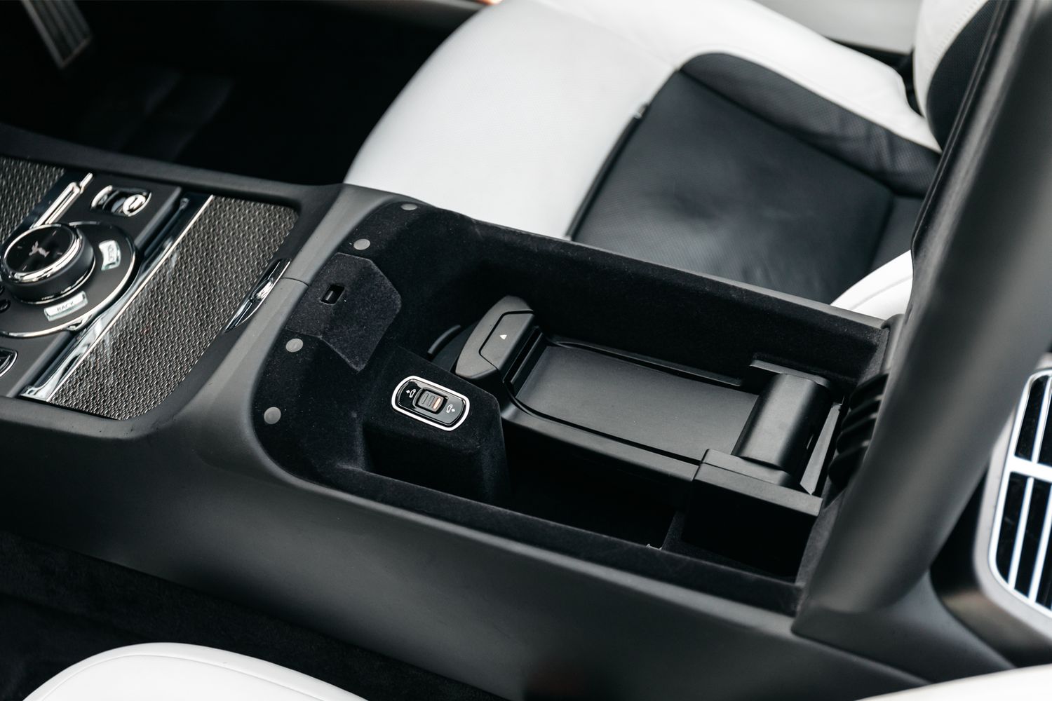 Rolls Royce Dawn Black Badge 6.6 V12 2Dr Automatic